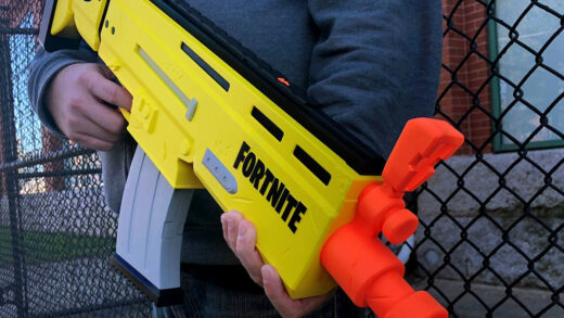 fortnite nerf blaster 520x293 - Фортнайт подписали многолетний контракт с Hasbro